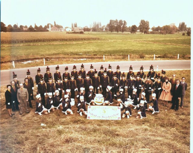 vrijheidenbroederschap19721977rechtsstaandvooraanishenkjaspers.jpg